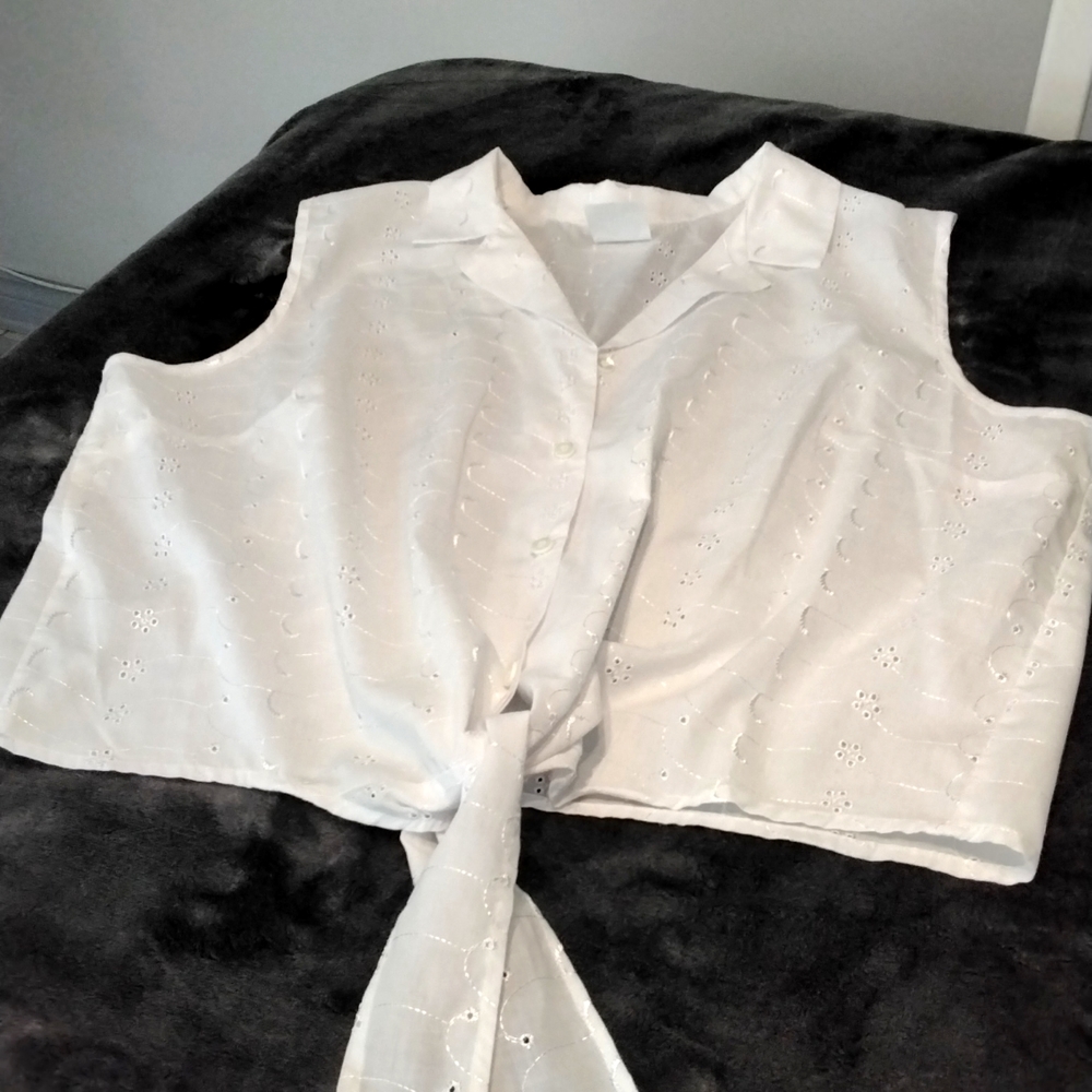 Ladies sleeveless crop top with front tie